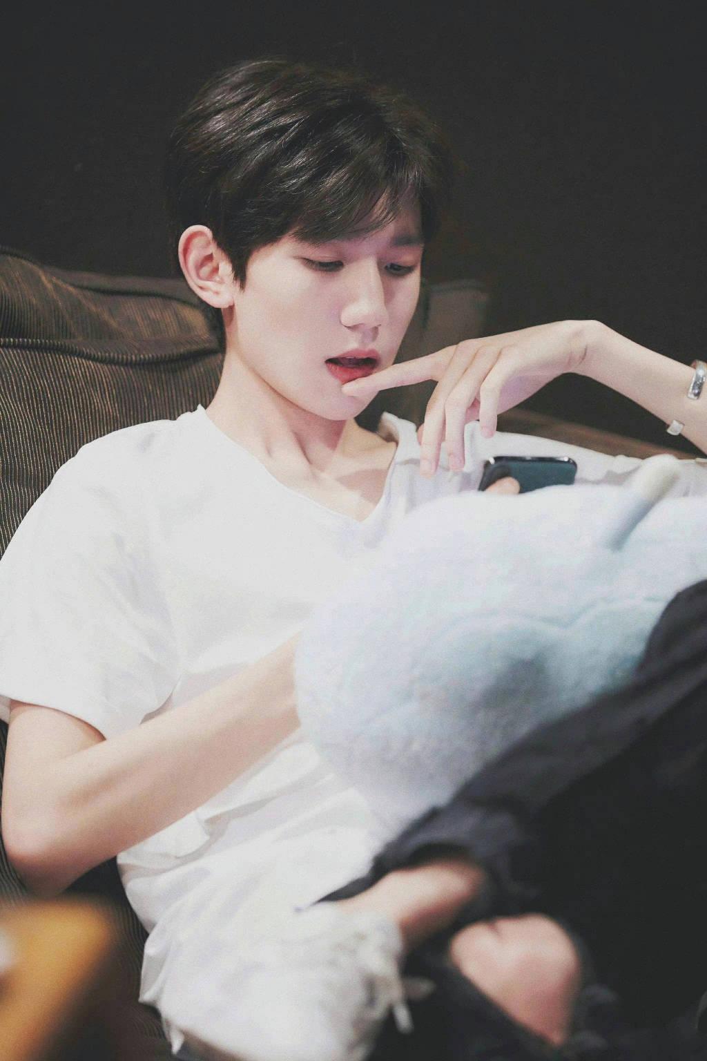 周迅|王源录音室碎片花絮照，认真做音乐散发迷人魅力，歌迷期待新惊喜