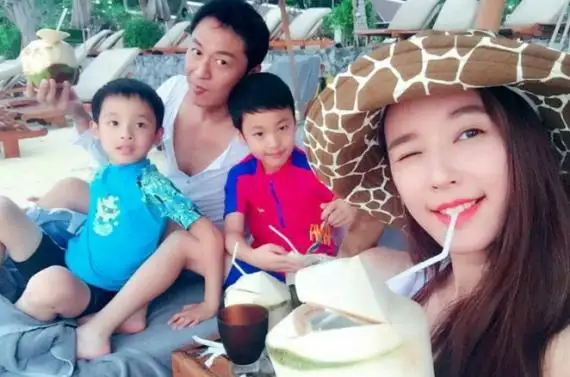 马景涛|马景涛前妻素颜娇嫩似少女，13岁儿子六块腹肌太惊人，高颜值似爸