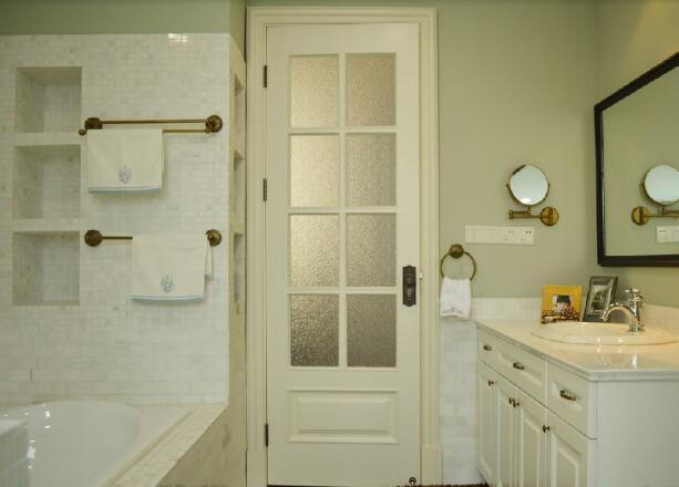 卫生间正对大门,一打开门就尴尬了,聪明老公用简单一招就化解了