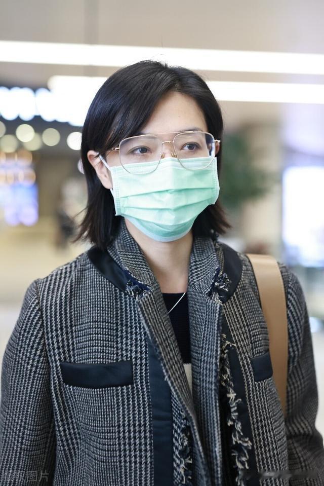 万茜|万茜现身虹桥机场 身穿灰色针织外套 成熟性感魅力十足