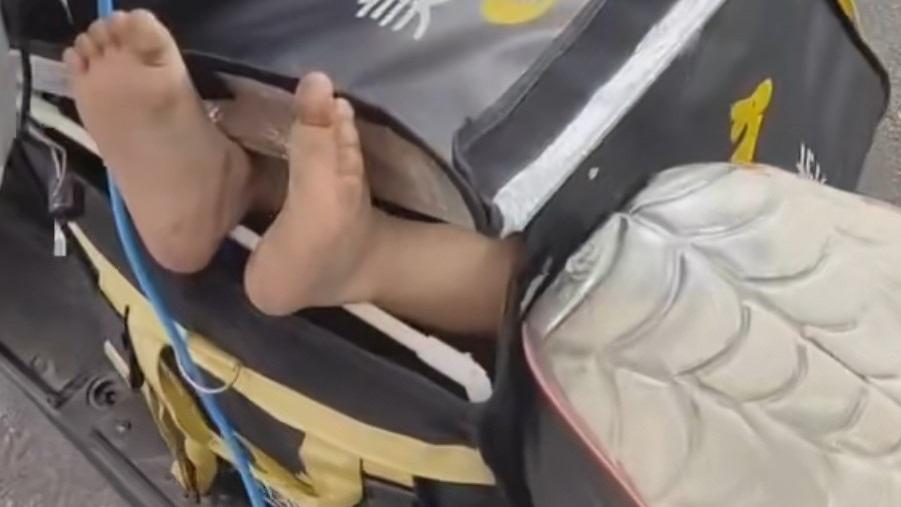外卖箱里露出小孩双脚，打开一看，网友：好可怜！