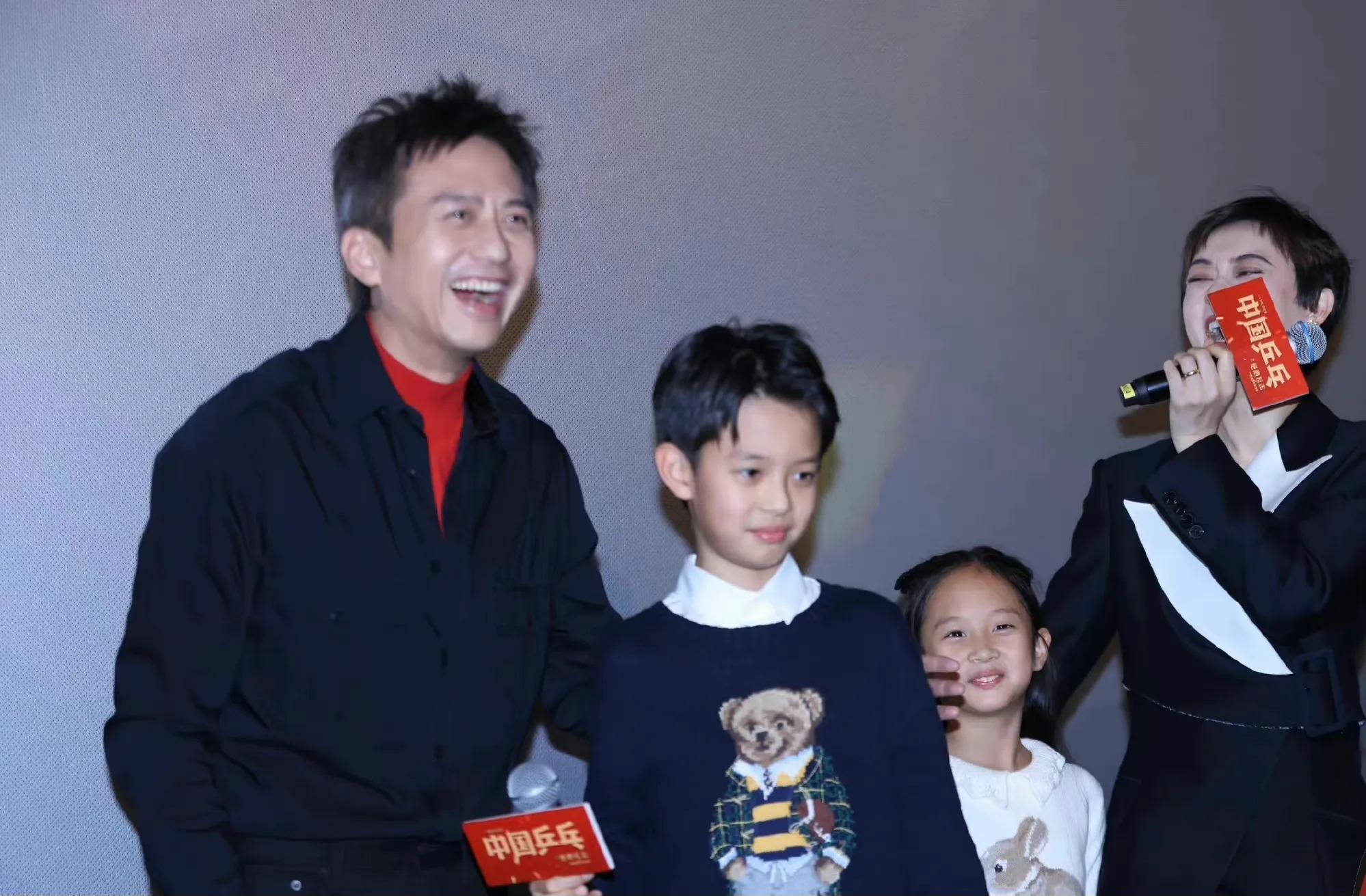 邓超|邓超孙俪一家四口出席首映礼,11岁等等好帅气,小花妹妹很像爸爸