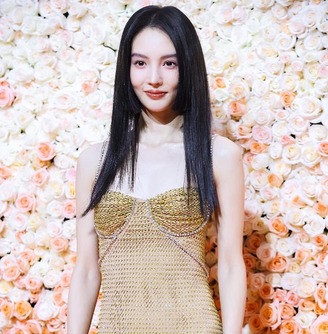 毛晓彤|红毯生图成女星“照妖镜”:毛晓彤脸僵,朱迅狰狞,沈梦辰又变了