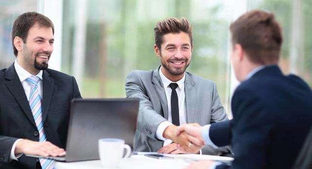 |面试官：老板的裤链开了，怎么提醒他？女应聘者的回答，当场录用