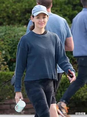 本·阿弗莱克|50岁的本·阿弗莱克和前妻詹妮弗·加纳接儿子放学,两人状态都绝佳