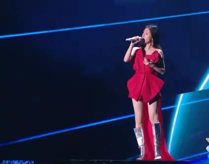 孙俪|39岁孙俪被生图出卖！穿鸾金色礼服献唱818晚会，胖一圈脸都肿了