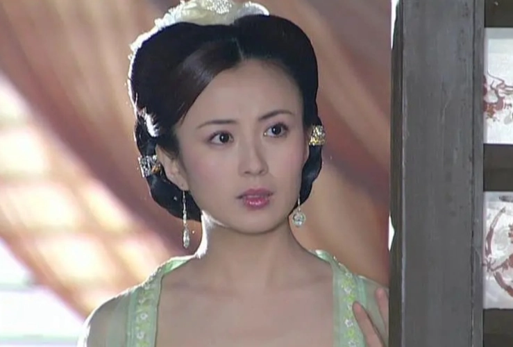 美丽 告别烟熏妆不要“紫”嘴唇，这些明星告诉你“黑化”无需外物，一个眼神就够了