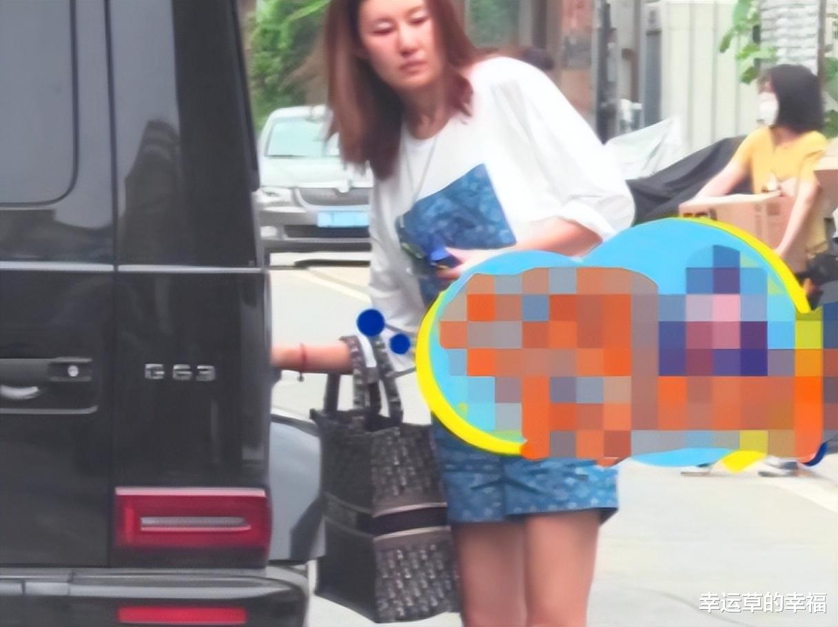 |马蓉现身机场与粉丝互动，王宝强深夜会友，两人的境遇已大不相同