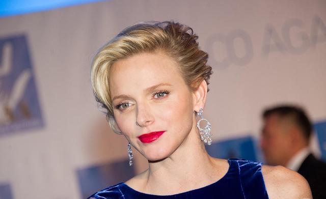 校花|再次露面的逃跑王妃脸上露出悲伤的表情，专家解析夏琳的肢体语言