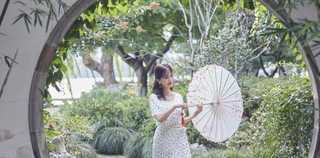 穿衣搭配 赵雅芝多年后再回西湖，身穿波点裙优雅端庄，感觉容貌变化不大