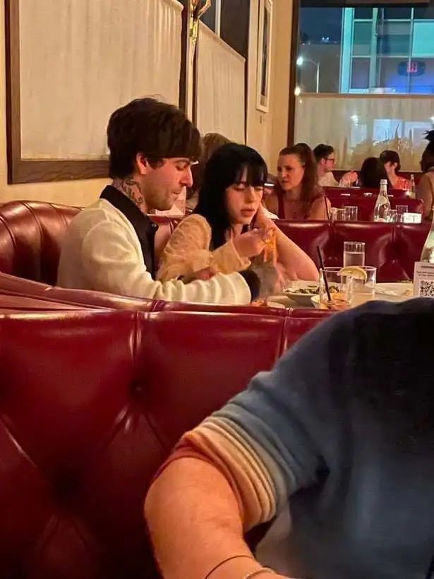 比莉·艾利什|21岁天才唱作少女被曝光恋情！男友大十岁，粉丝：妹妹你图啥…