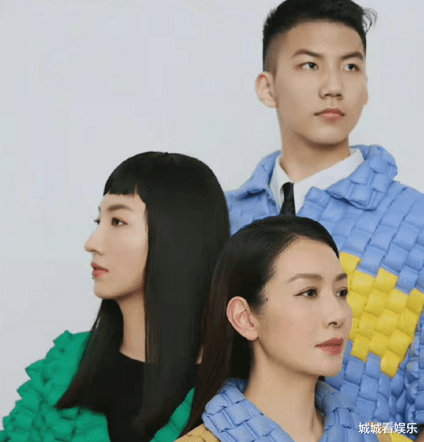 胡军|胡军儿子14岁身高一米八!现身剧院接妈妈下班,五官清秀似爸爸