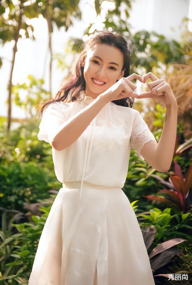 张柏芝晒大儿子近照，黑衣卷发气质高冷，网友：像极18岁的谢霆锋