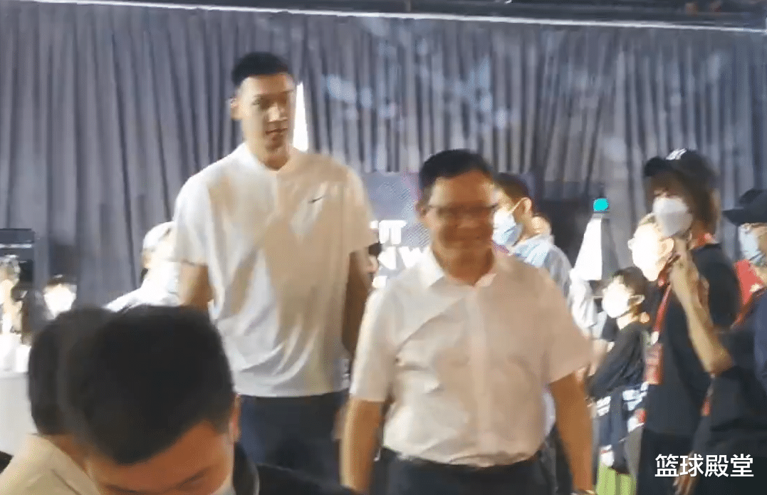 易建联|阿联终于现身！入场走T台如男模，与人打招呼表情谦逊，入座腼腆