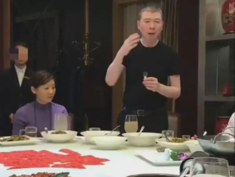 冯小刚|冯小刚衣锦还乡，朋友们热情款待，冯小刚酒桌上一席话，让人破防