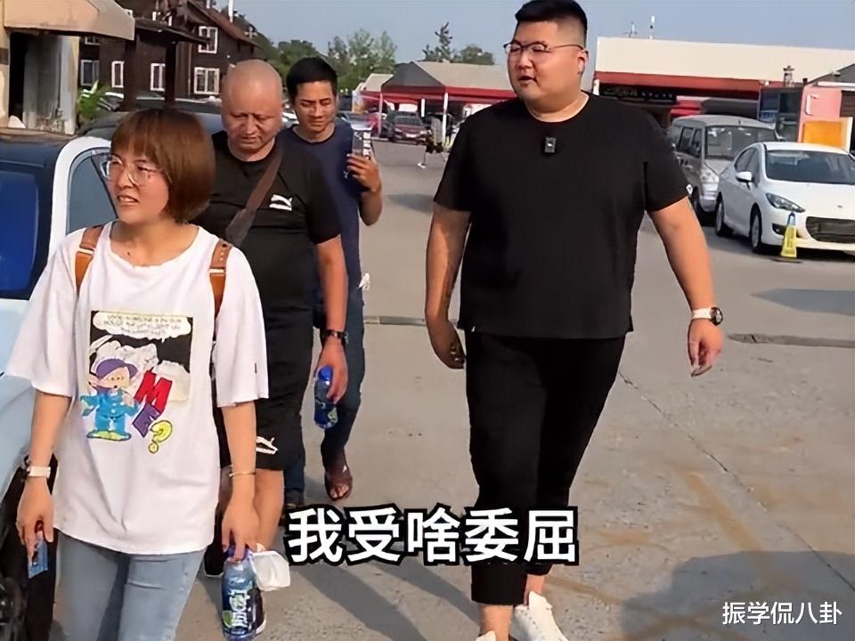 网红猴哥带粉丝淘二手车遭车商围攻,向对方鞠躬致歉:下跪都行!