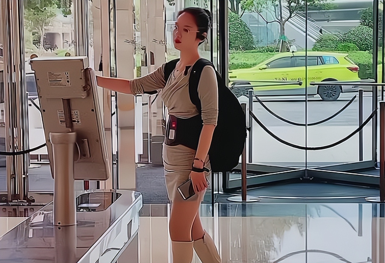 女子举止异于常人,在公司大厅“谈业务”,知情人:她曾风光过
