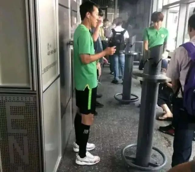 郜林|换帅！郜林抽烟第二天，曝李霄鹏下课，洛国富摊牌给足协浇冷水