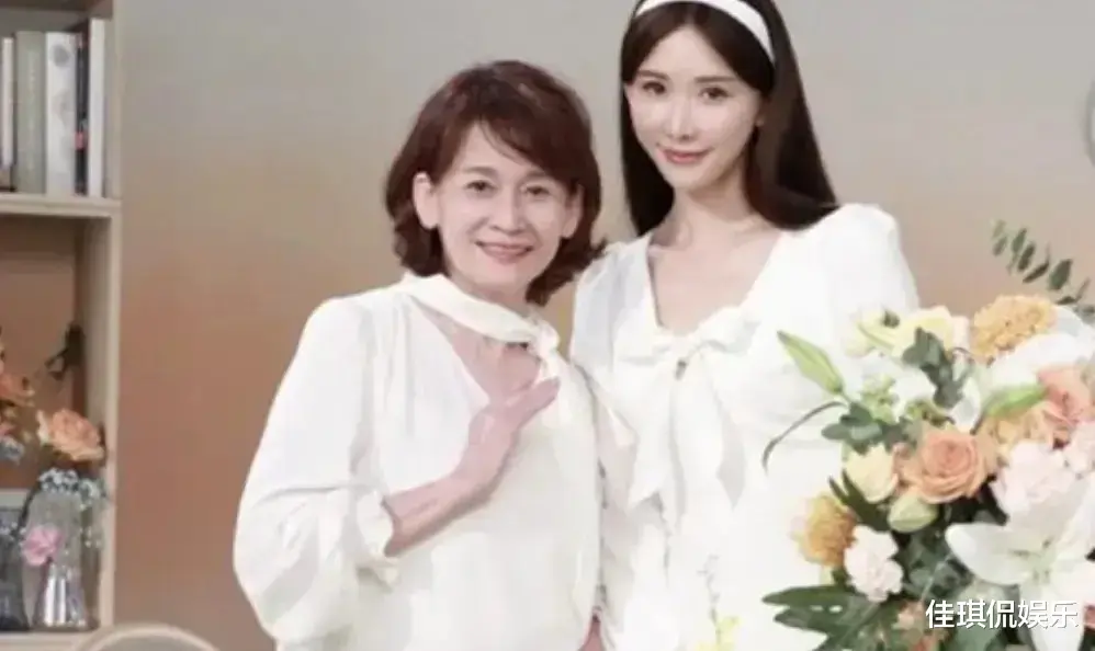 林志玲|林志玲携妈妈低调现身!志玲穿一身白裙清纯少女,母亲与志玲同框似姐妹!
