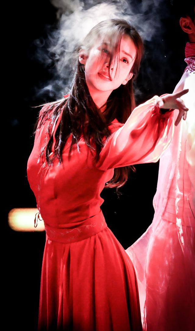 金晨|一场美到让你潸然泪下的视觉盛宴，称它为神仙舞台不为过吧！