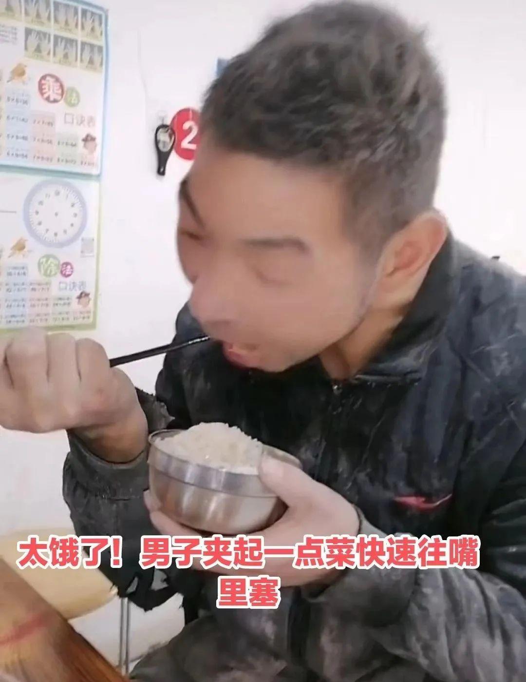 江苏:衣衫褴褛男子吃10元素菜快餐,边吃边笑,网友边看边流泪