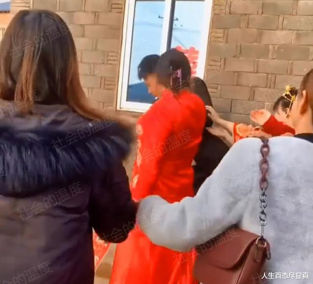前女友大闹婚礼现场,新郎保护新娘被扇耳光:30万彩礼怪我喽
