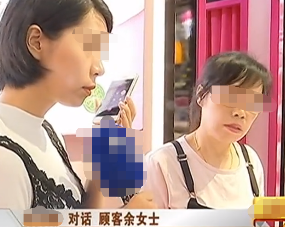 湖北武汉，张女士在一家女士内衣店做营业员，一女子买了2件内衣，总计440元