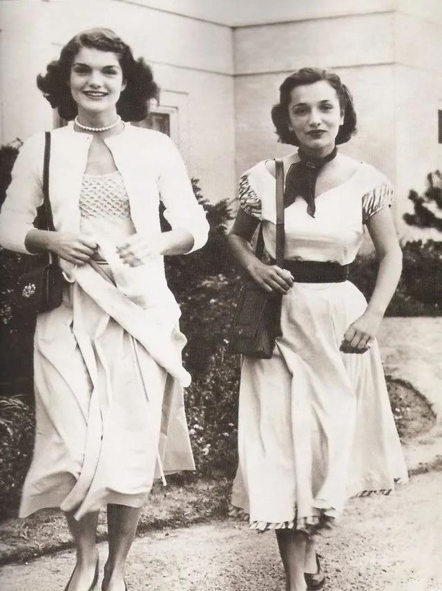 杰奎琳|1947年，18岁杰奎琳在社交舞会大出风头，3年后妹妹参加比她更美