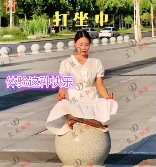 4名女生坐石墩子吸收热量，2天后石墩子出现尖刺，网友：格局小了