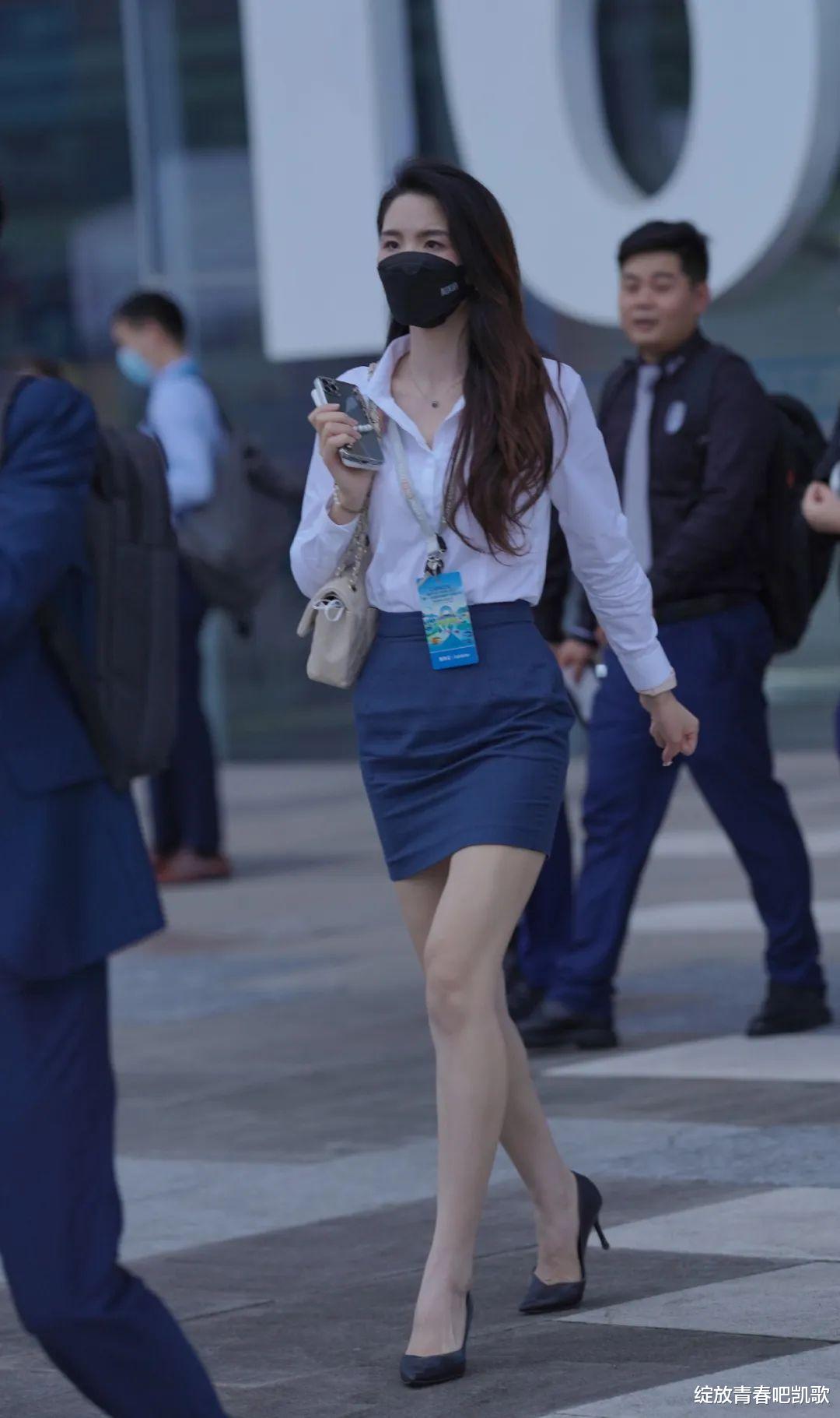 生肖|白色衬衣应该怎么穿?搭配深蓝色短裙,时髦优雅又干练