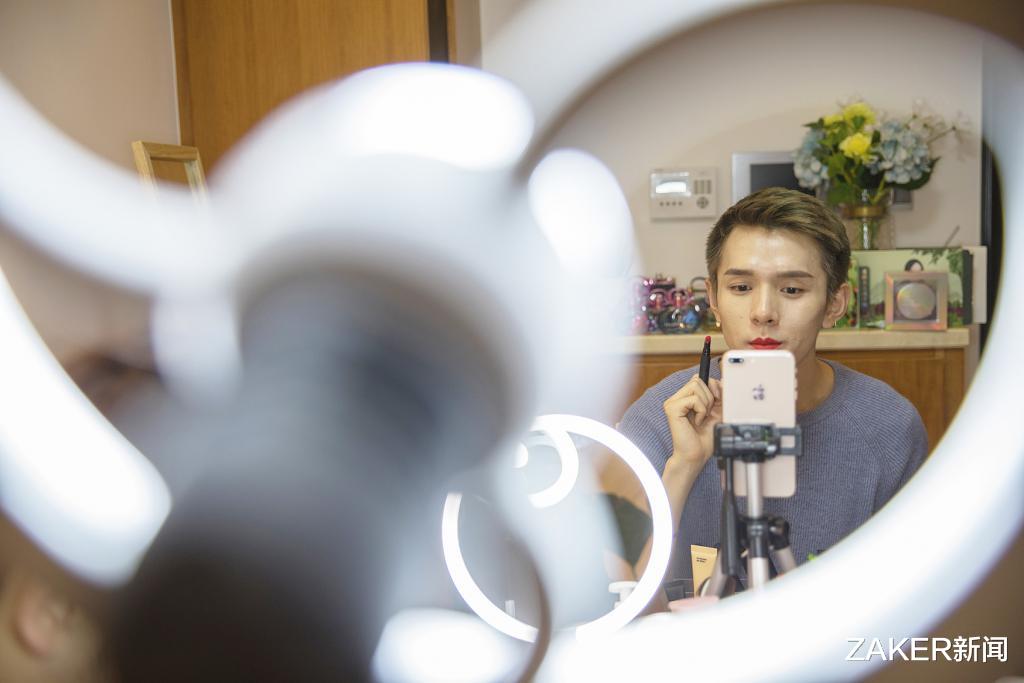 外卖员|“少送外卖多进厂”热议背后，互联网正在摧毁一代年轻人？