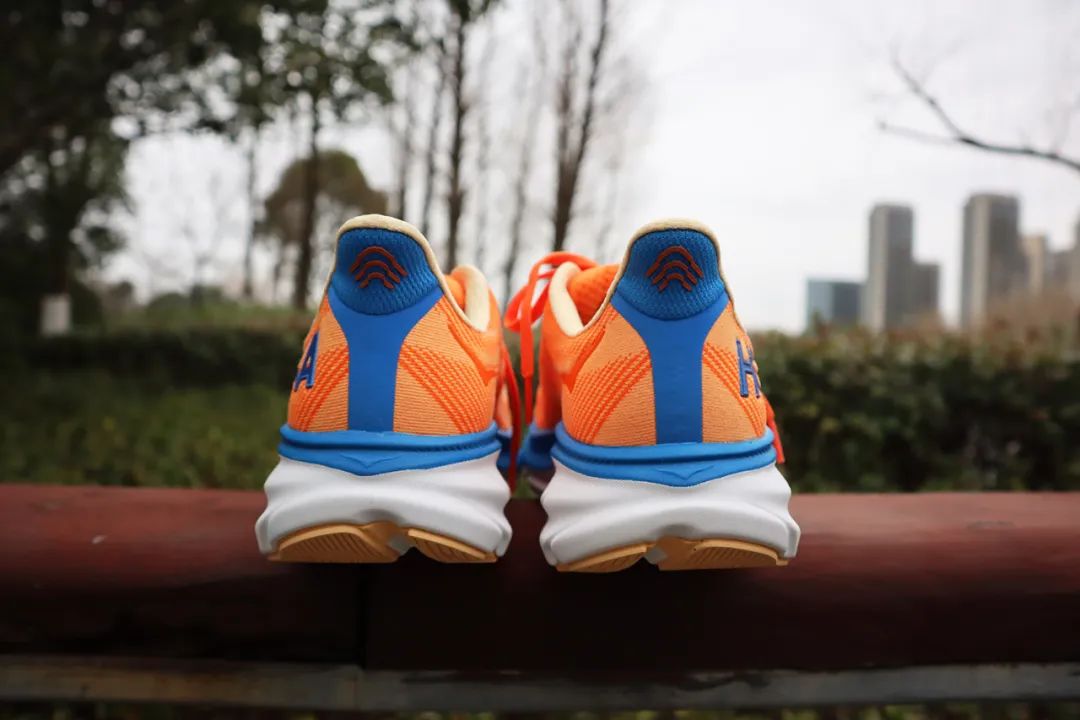 跑鞋|云端般的脚感：HOKA Clifton9，不止轻而且舒服