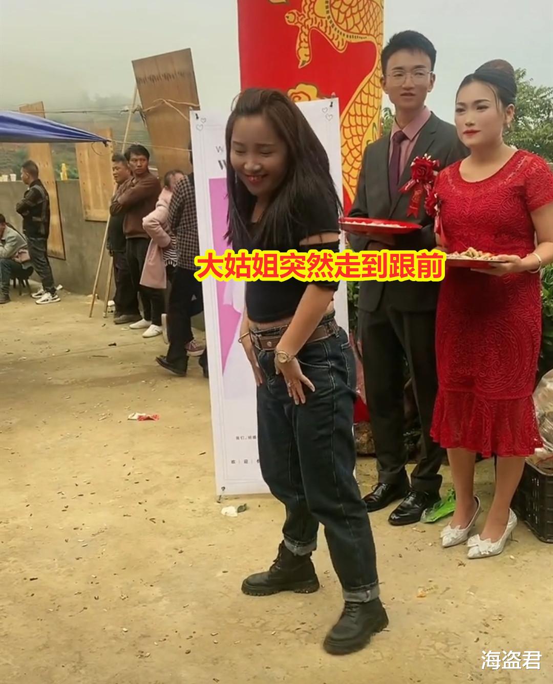 弟弟结婚,姐姐太高兴“挡住弟妹”热舞,网友指责:抢了新娘风头