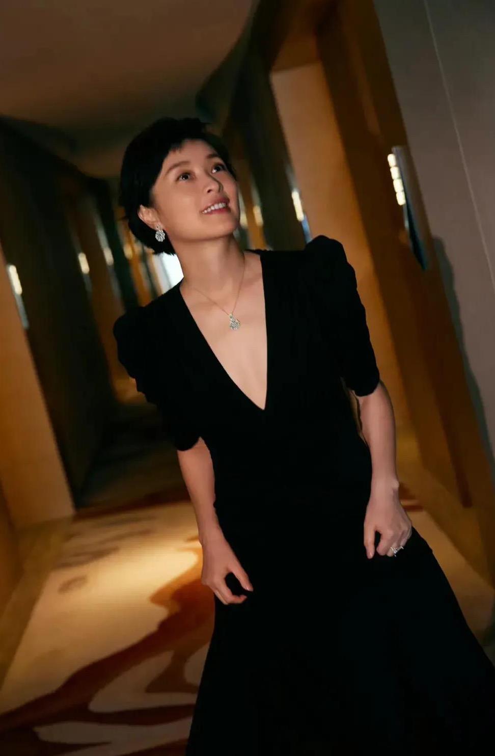 吴越 陈建斌前女友吴越，穿V领小黑裙剪“狗啃短发”，50岁也美得高级