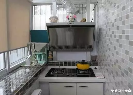 老婆嫌房子小，偷偷把阳台改成厨房，没想到邻居们却找上门讨说法！