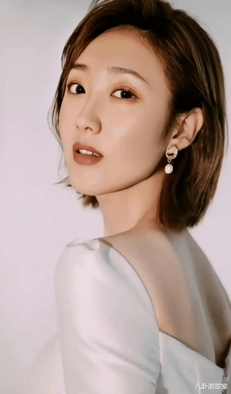 邓超|邓超孙俪传婚变后,现身上海高级饭店,手拿巨厚档案袋与老者握手