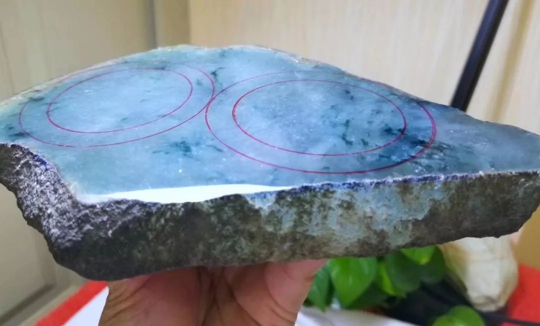 翡翠|一块看似普通的莫西沙翡翠原石,竟切出3条冰飘花手镯,美得让人窒息!