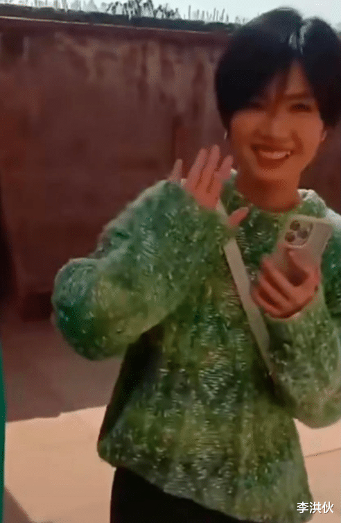 中国好声音|《好声音》冠军梁玉莹衣锦还乡，村民举办欢迎仪式，父亲一脸骄傲