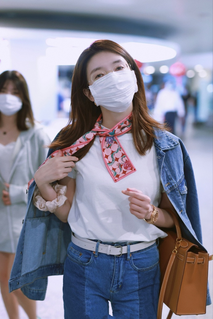 李沁|李沁这件牛仔服也太好看了！这套穿搭全身上下都深深戳到我了 。