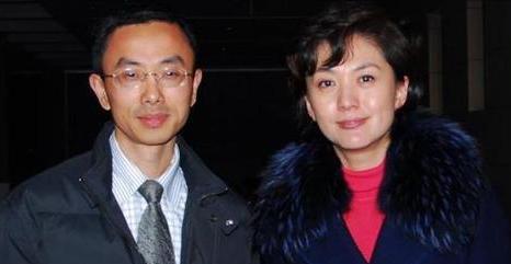 海霞|央视主持人海霞:事业有泪,嫁大11岁清华教授,婚后22年恩爱如初
