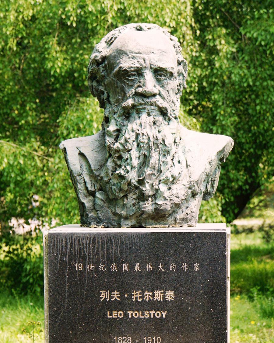案例:18岁小伙偶遇流浪女,将其带到公厕侵犯,管理员看后欲加入