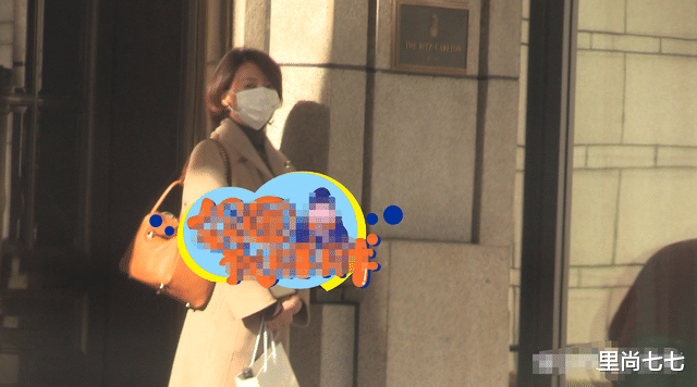 董卿|董卿生活照罕见曝光，背6万6爱马仕等司机来接，军人站姿超养眼