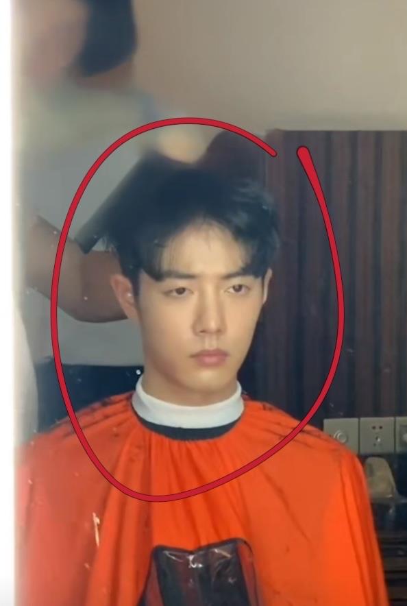 肖战|肖战进组“理寸头”过程公开：脸上都是碎头发，乖乖坐那里好可爱