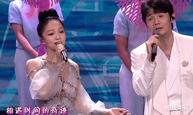 春晚|春晚最惊艳女星：李思思丝绒天鹅颈，李宇春性感，伊丽媛华贵雍容