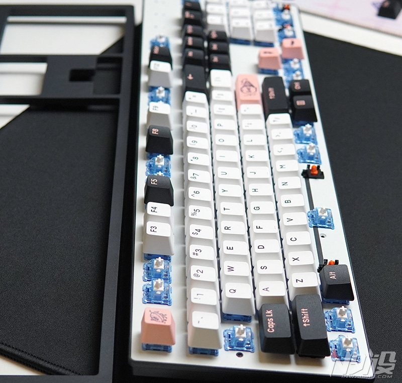 创维集团|搭载新批次天空轴V2 达尔优A104机械键盘简评