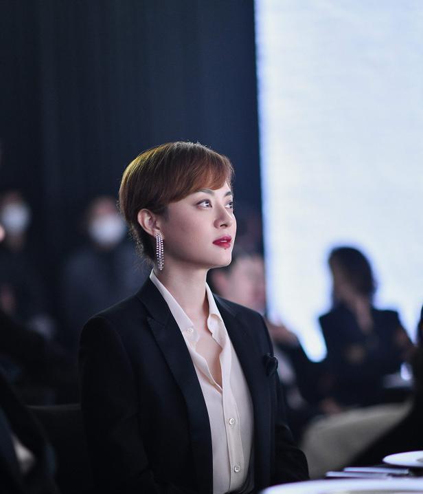 孙俪|孙俪形象大变！穿白裙参加活动太罕见，身着露肩裙尽显自信和优雅