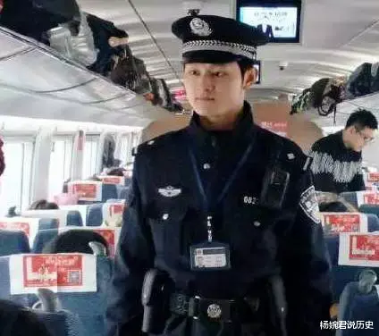 高铁上大妈让男孩让座,男孩愤怒下说出三句话,全车人为他鼓掌!
