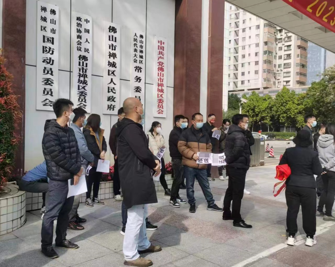 拖欠工资2000多万,佛山一大型陶企被员工拉横幅讨薪!