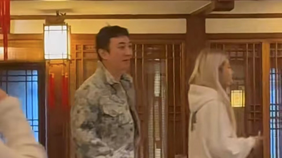 王思聪|王思聪风波后携美女吃90元大闸蟹！红光满面心情佳，女方满头白发