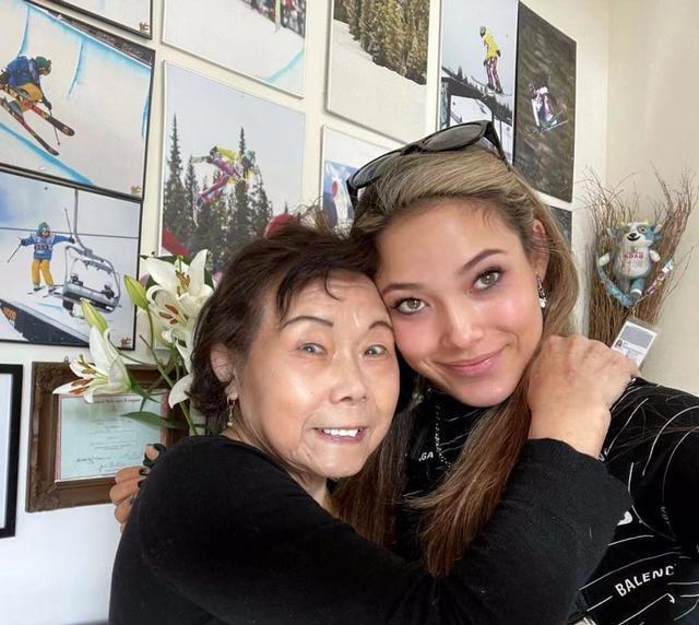 邓文迪|谷爱凌出席纽约慈善舞会！身穿黑色短裙充满荷尔蒙，与邓文迪争艳